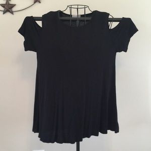 ✂️ 💋 SOUL CAKE black cold shoulder top M